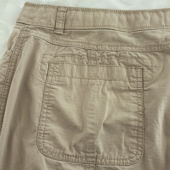 Chico's Tan/Khaki Lightweight Capri Pants. Made with 2% Spandex. Size 2.5=14 - Picture 5 of 11